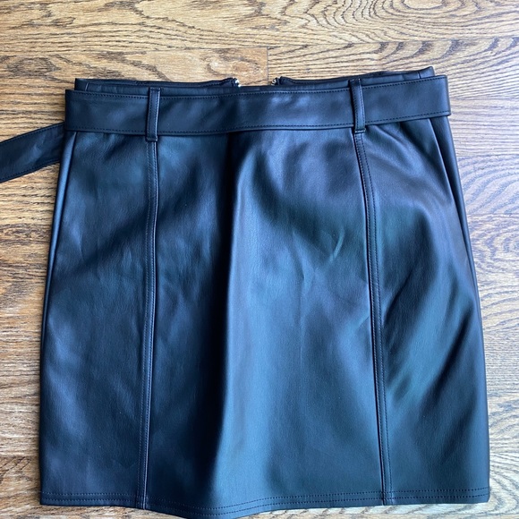 Faux leather skirt - Picture 2 of 3